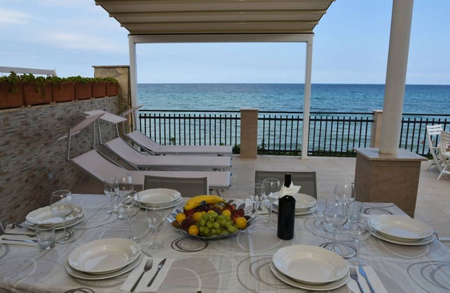 Beach house/villa in Fontane Bianche, Syracuse, directly by the sea with Jacuzzi