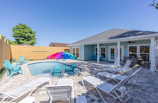 Beach House w/Heated Pool, pet friendly - 21 & UP