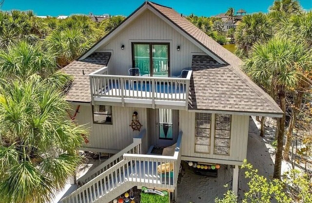 Beach house with Lake View, Boat Slip, Golf Cart, Pickleball and Pool