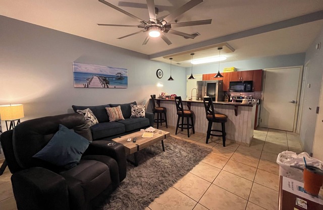 Beach just 7 miles. 1-bedroom condo. King Bed. 75" TV. Granite & Stainless Kit.
