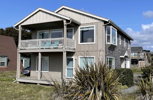 Beach Level House down on the Bandon jetty! Sorry, no pets.