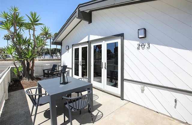 Beach living-Charming one bedroom lower unit