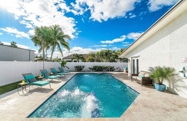Beach Lux Heated Pool, Infinity Spa, Cabana, Golden Tee Arcade Walk to Beach