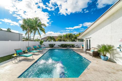 Beach Luxury, 4B- 3B Heated Pool, Infinity Spa, Cabana with Outdoor Kitchen and TV, BBQ, Golden Tee Arcade, Walk to Beach! Sleeps 10