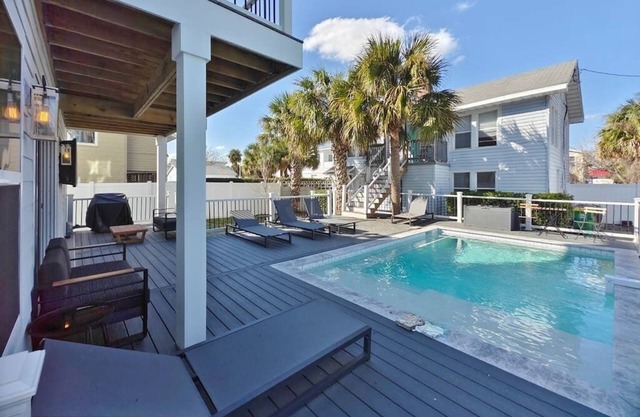 Beach Retreat Complex w/Pool - Sleeps 25!