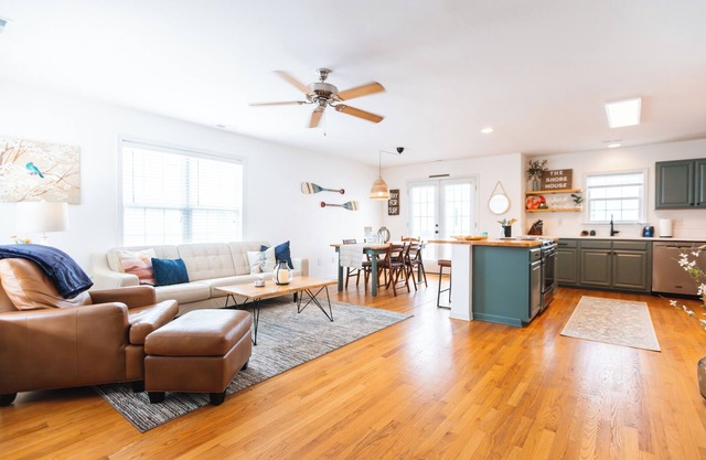 Beach Retreat - Spacious Top Level APT, Walk to Carolina Beach, Lake & Park