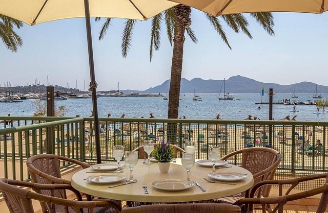 Beach/Seafront Apt. 3 Bedrooms, Balcony, Panoramic Views of the Bay - Centre of Port de Pollenca!