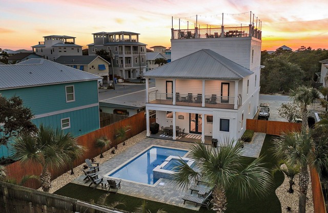 Beach🏖️Service! Rooftop Deck-Private Pool-LSV (Golf Cart)-Bikes🚲-8BR Palm Paradi