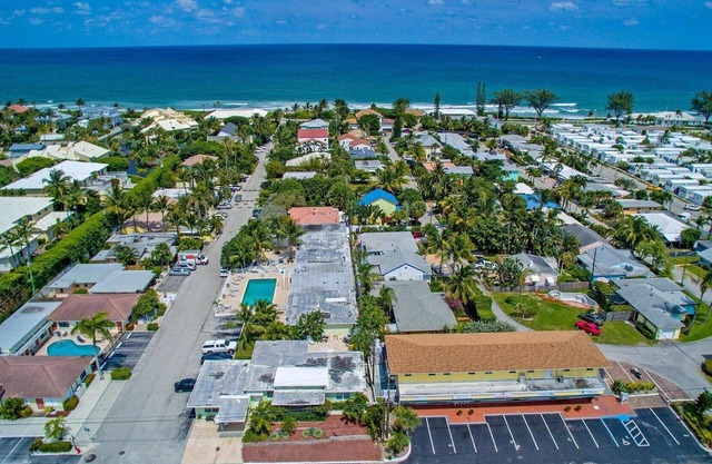 Beach studio with pool 200 meters from the beach