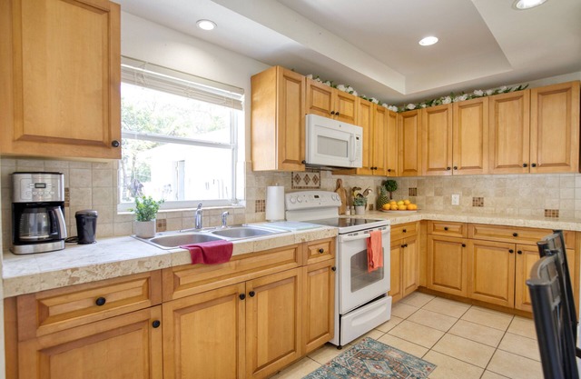 Beach-Themed Cozy Cottage Close to Downtown, Beaches, Pinecraft & Legacy Trail!