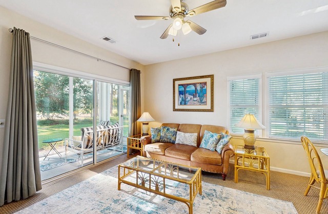 Beach-themed retreat with outdoor pool, gym, patio & AC - snowbird-friendly