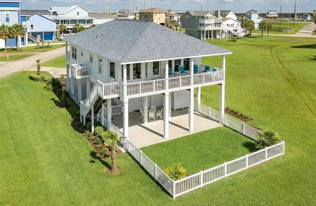 Beach views - 4 min walk to Beach Elevator Dogs allowed Fenced yard EV Charger
