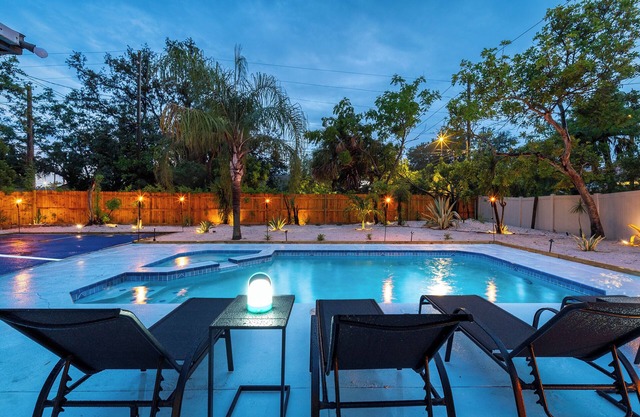 Beach Villa in St. Pete, Private Pool, Pickle ball, Sand, Games, Bball, Fire Pit