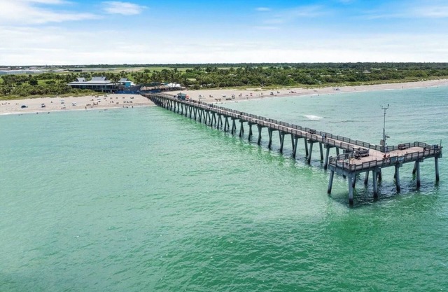 BEACH VILLA - On Island Venice 2-bedroom/1.5 bath Avail Jan '25 for the season!