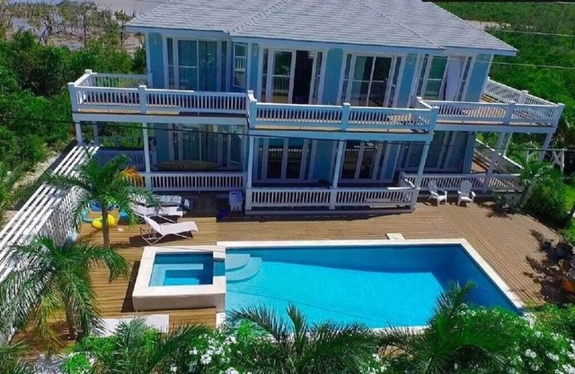 Beach Villa w/Pool @ French Leave Bch, Hot Tub, Gym, Prestigious Banks Rd