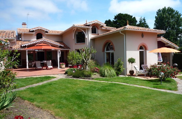 Beaches, golf and village located studio with terrace in a private estate.