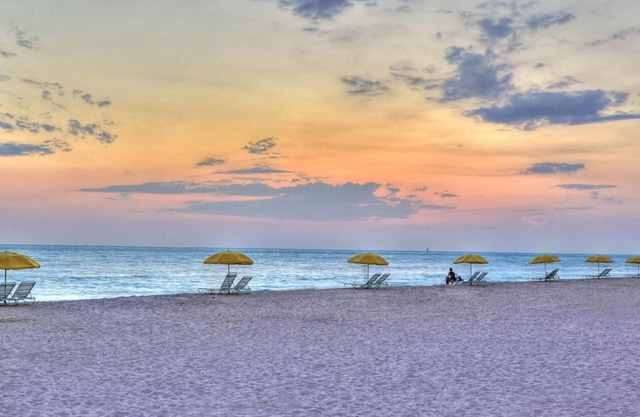 Beachfront 2BR Condo: Tiki Bar & Pools