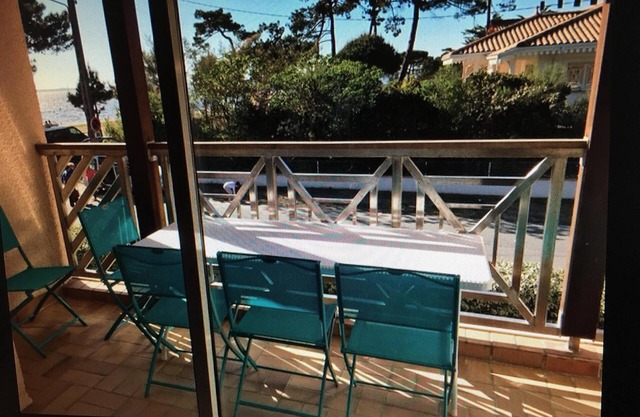 Beachfront apartment with pool and tennis