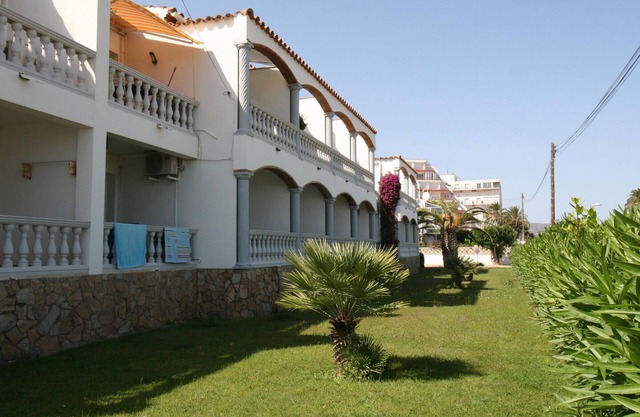 Beachfront Apartment with Parking, Steps from the Center of Empuriabrava