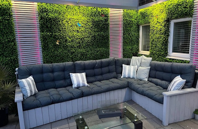 Beachfront apartment with terrace (pet friendly)