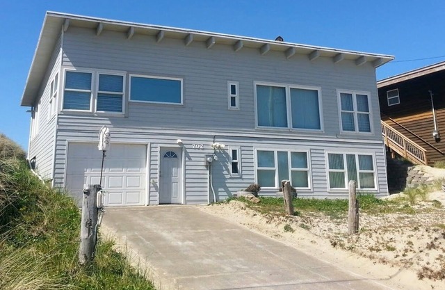 Beachfront Bliss: 3 BR, 2 Master Suites, Jetted Tubs & Direct Access