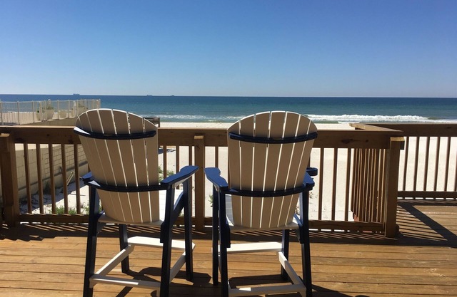 Beachfront! Close to Schooners and St. Andrews St Park. Park at front door! 8PPL
