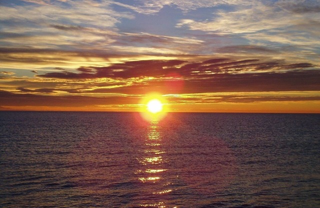 BeachFront Condo w/views, 3pools & Bar, beach rentals, 1mi walk to dwtn/shops