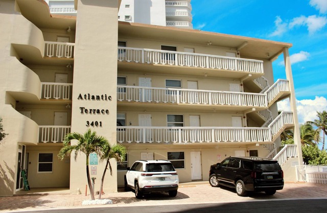 BEACHFRONT COMPLEX JUST STEPS TO THE OCEAN Free Parking Full Kitchen Heated Pool