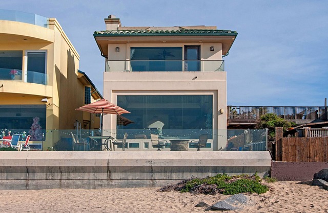 Beachfront- Gorgeous 4 Bedroom House