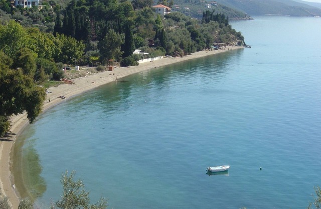 Beachfront Home For 8, California, Afissos