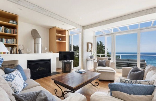 Beachfront house with direct access to Whale Beach!