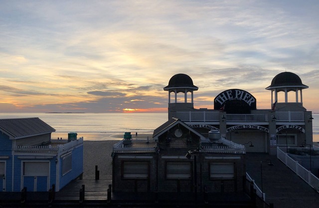 Beachfront Luxury Grand Victorian Condo (Primetime View directly down the pier)
