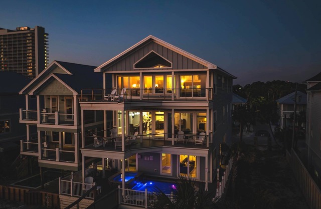 BEACHFRONT! Luxury Home w/priv. pool, elevator - excellent for families/events!