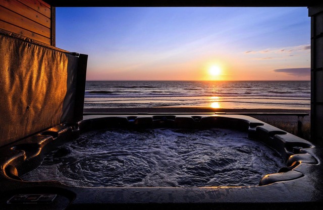 Beachfront Luxury 5 star, Hot Tub, Fire Pit, Spa, Arcade, ♥on the Ocean♥ 4 kings