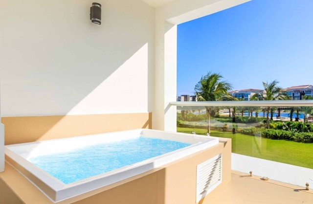 Beachfront Mareazul Condo w/Hot Tub & Mega Pool