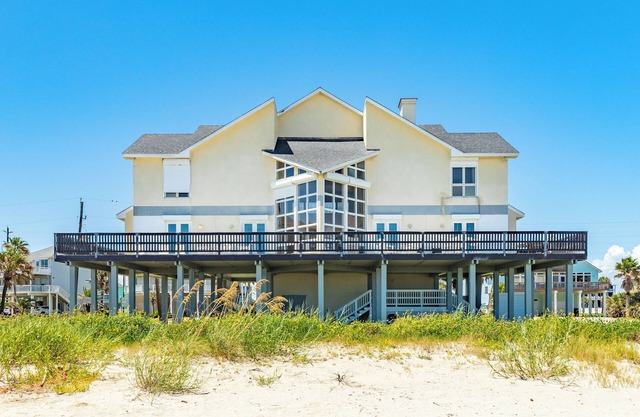 Beachfront & Pet Friendly! Great Gulf Views, Walk to the Beach