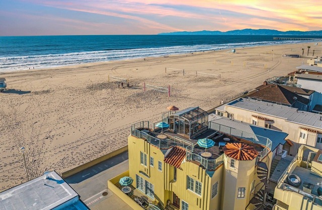 Beachfront, Roof Deck, Well-Stocked w/Views & Nearby Food, Drinks & Cafes!