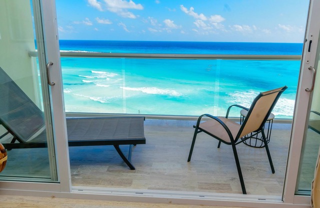 Beachfront studio with amazing views! Located on the best beach in Cancun!