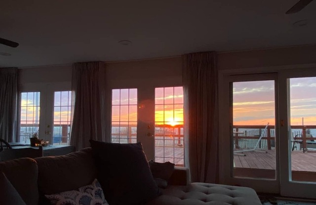 Beachfront Sunsets on the Water at Oakwood Beach