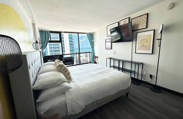 Beachfront with an ocean view! Cozy studio with King size bed
