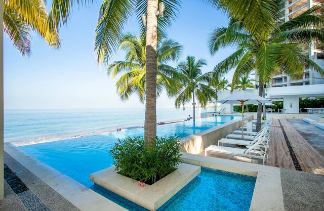 Beachfront X-Large Corner Unit-2 BDR- Ocean View
