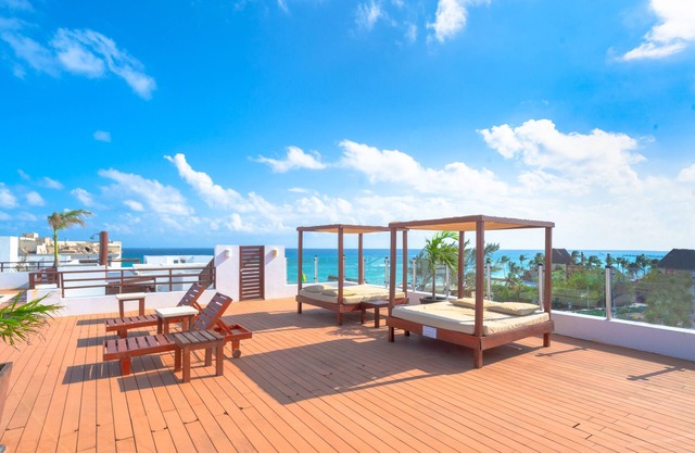 Beachside Condo with 2 BR, Rooftop, Pool - At Casa del Mar, Condo Clara