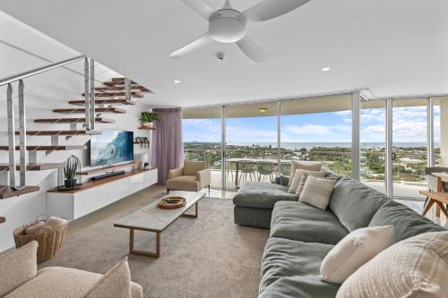 Beachside Penthouse w Private Rooftop & Oceanviews