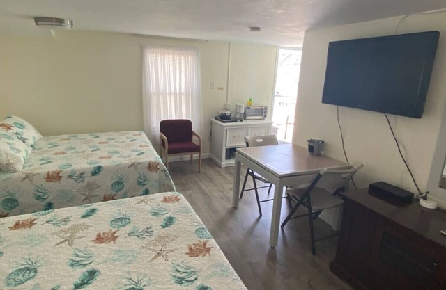 Beachside Suites 1: Downtown and next to the SEA!