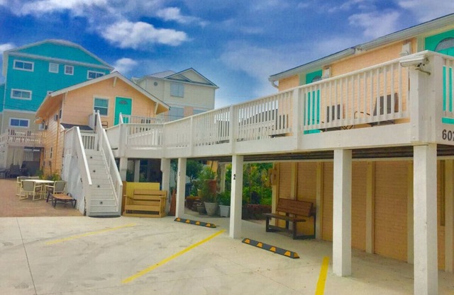 Beachside Suites 3: Downtown and next to the SEA!