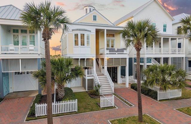 Beachtown Galveston - 4 Bed on 1 Level with Elevator - Pet Friendly!