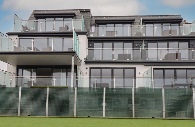 BEACHVIEW APARTMENT 4, pet friendly, with a garden in Crantock