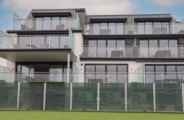 BEACHVIEW APARTMENT 7, pet friendly, with a garden in Crantock