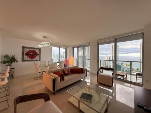 Beachwalk Resort - Waterfront huge 3-Bedroom apartment with direct ocean-view!