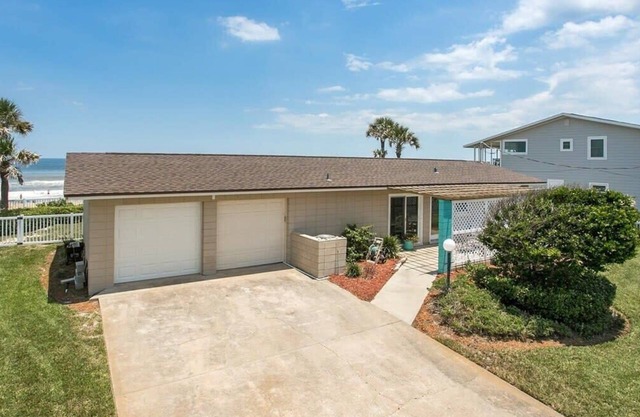 Beachy Bungalow | Wren Beach Rentals by Portoro